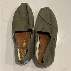 NEW never worn women’s TOMS shoes